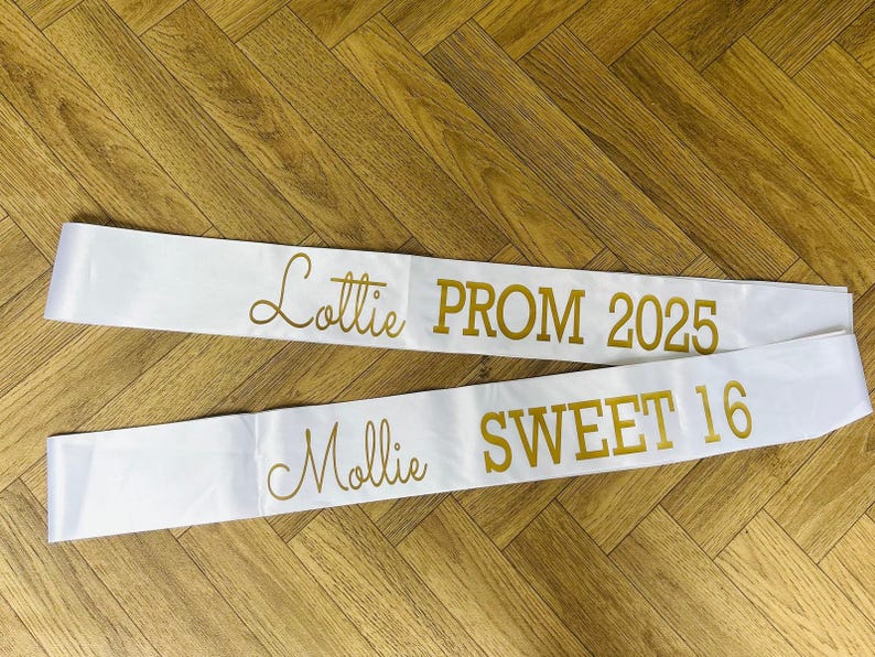 Custom birthday set, personalised champagne glass, sunglasses, sash and gift bag, photoprops, birthday prosecco flutes gift box name on